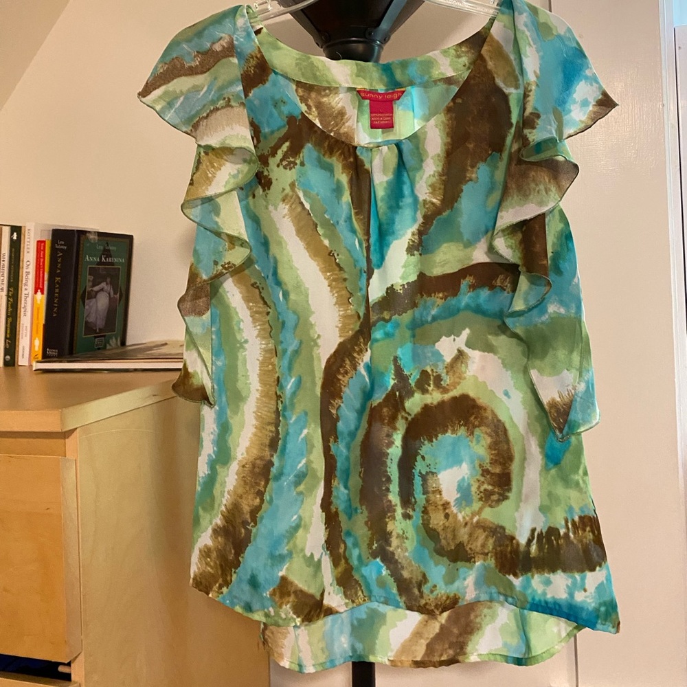Sunny Leigh gorgeous sleeveless blouse